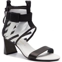 Sandały UNITED NUDE - Molten Calla Mid 1043260312527 White Printed Mesh. Czarne klapki damskie marki United Nude, bez wzorów, ze skóry, bez obcasa, na obcasie. Za 939,00 zł.