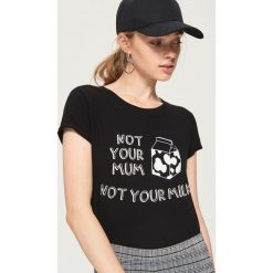 T-shirt z ilustracją - Czarny. Czarne t-shirty damskie marki Sinsay, l. W wyprzedaży za 9,99 zł.