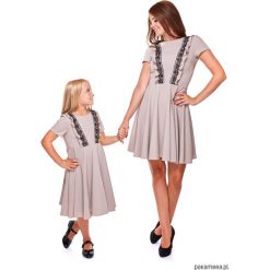 LATORI - Sukienka z kolekcji Mama i córka Ld13. Szare sukienki dziewczęce z falbanami Pakamera, w koronkowe wzory, z koronki, z krótkim rękawem, krótkie. Za 69,00 zł.