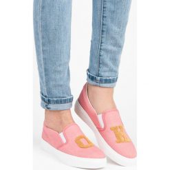 Slip ony z naszywkami IVY. Różowe trampki i tenisówki damskie KYLIE, z aplikacjami, bez zapięcia. Za 69,90 zł.