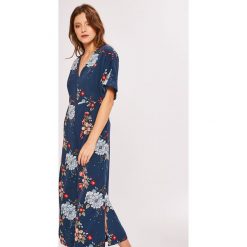 Pepe Jeans - Kombinezon. Niebieskie kombinezony damskie Pepe Jeans, na co dzień, s, w kwiaty, z poliesteru, casualowe, bez kołnierzyka, z krótkim rękawem, krótkie. W wyprzedaży za 159,90 zł.