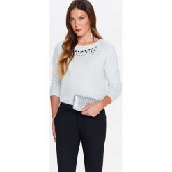 Bluzy damskie: DAMSKA BLUZA DZIANINOWA Z POŁYSKIEM ORAZ BIŻUTERYJNĄ APLIKACJĄ