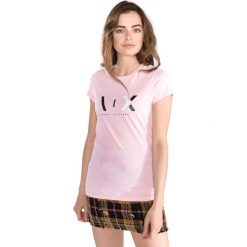 Armani Exchange Koszulka Różowy. Różowe koszulki damskie Armani Exchange, l, z nadrukiem, z bawełny, bez kołnierzyka, z krótkim rękawem. Za 240,95 zł.