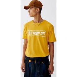 Koszulka z napisem „It’s Friday”. Brązowe koszulki męskie Pull&Bear, s, z napisami, bez kołnierzyka, z krótkim rękawem, krótkie. Za 49,90 zł.