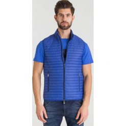 Niebieska pikowana kamizelka Emporio Armani - Niebieski. Niebieskie płaszcze męskie Emporio Armani, m, bez wzorów, bez kaptura. Za 839,00 zł.