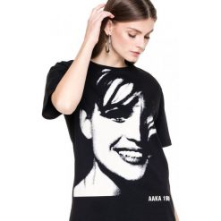 Czarny t-shirt z wizerunkiem Anety Kręglickiej AAKA. Czarne t-shirty damskie ANETA KRĘGLICKA X L'AF, l, z nadrukiem, z elastanu, eleganckie, bez kołnierzyka. W wyprzedaży za 99,00 zł.