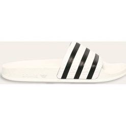 Adidas Performance - Klapki. Białe klapki damskie adidas Performance, bez wzorów, z gumy, bez obcasa, na obcasie. W wyprzedaży za 129,90 zł.