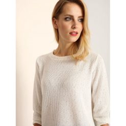 SWETER DŁUGI RĘKAW DAMSKI. Białe swetry klasyczne damskie marki Top Secret, na zimę, z aplikacjami, z jeansu, eleganckie. W wyprzedaży za 49,99 zł.