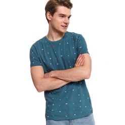 T-shirt z nadrukiem. Niebieskie t-shirty męskie Top Secret, na lato, xl, z nadrukiem, z bawełny, bez kołnierzyka, krótkie. W wyprzedaży za 39,99 zł.