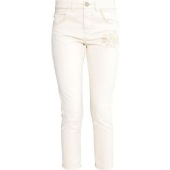 Mos Mosh BRADFORD CREME FLOWER JEANS Jeansy Slim Fit ecru. Białe jeansy damskie relaxed fit marki Mos Mosh, z bawełny. W wyprzedaży za 389,35 zł.