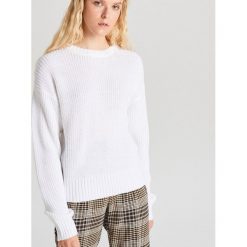 Sweter oversize - Biały. Białe swetry damskie Cropp, s. W wyprzedaży za 39,99 zł.