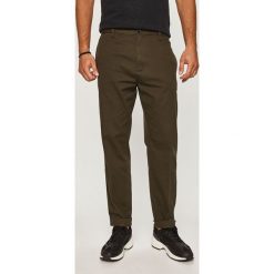 Calvin Klein - Spodnie. Zielone spodnie męskie Calvin Klein, bez wzorów, z elastanu. W wyprzedaży za 299,90 zł.