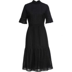 Sukienka koronkowa bonprix czarny. Czarne sukienki damskie bonprix, bez wzorów, z koronki, eleganckie, ze stójką, bez rękawów. Za 124,99 zł.