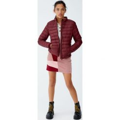 Pikowana kurtka basic. Czerwone kurtki damskie pikowane Pull&Bear. Za 79,90 zł.