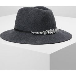 Kapelusze damskie: NAF NAF TUBLING Kapelusz light grey