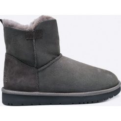 Tamaris - Botki. Czarne buty zimowe damskie Tamaris, z materiału, z okrągłym noskiem. W wyprzedaży za 219,90 zł.