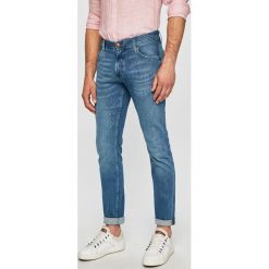 Tommy Hilfiger - Jeansy Bleecker. Niebieskie jeansy męskie TOMMY HILFIGER, s, bez wzorów, z obniżonym stanem. W wyprzedaży za 359,90 zł.