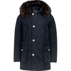 Kurtka WOOLRICH LUXURY ARCTIC. Niebieskie płaszcze męskie Woolrich, bez wzorów, z puchu, z kapturem. W wyprzedaży za 2709,00 zł.