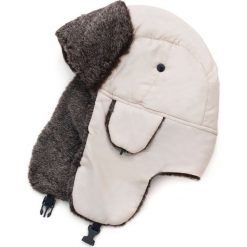 Czapka damska Uszanka Szpiedzy tacy jak my biało-szara. Czerwone czapki zimowe damskie marki Art of Polo. Za 21,37 zł.