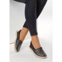 Czarne Espadryle Case. Czarne espadryle damskie Born2be, z aplikacjami, bez obcasa, na płaskiej podeszwie. Za 59,99 zł.