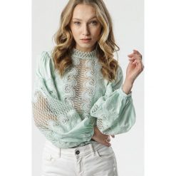 Miętowa Bluzka Jadene. Zielone bluzki damskie Born2be, m, z haftami, z jeansu, boho, ze stójką, z długim rękawem. Za 149,99 zł.