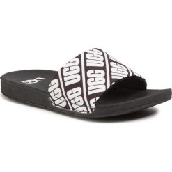 Klapki UGG - K Beach Slide 1107981K Bwht. Czarne klapki damskie Ugg, bez wzorów, z tworzywa sztucznego, bez obcasa. Za 179,00 zł.