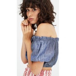 Krótki top z bufiastymi rękawami. Niebieskie topy damskie Pull&Bear, bez wzorów, bez kołnierzyka, z krótkim rękawem. Za 39,90 zł.