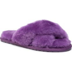 Kapcie EMU AUSTRALIA - Mayberry W11573 Purple. Fioletowe klapki damskie EMU Australia, bez wzorów, ze skóry, bez obcasa. Za 259,00 zł.