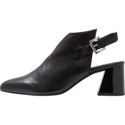 L'INTERVALLE AMBROSIA Ankle boot black. Czarne botki damskie marki L'INTERVALLE, ze skóry, bez obcasa, bez zapięcia. Za 459,00 zł.