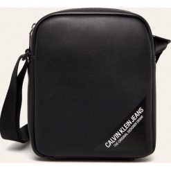Calvin Klein Jeans - Torebka. Czarne torby męskie skórzane Calvin Klein Jeans, bez wzorów, z jeansu, na ramię, małe. Za 219,90 zł.