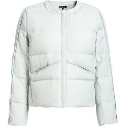 Kurtka puchowa w kolorze błękitnym. Niebieskie kurtki damskie Apart, bez wzorów, z puchu, bez kaptura. W wyprzedaży za 373,95 zł.