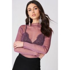 NA-KD Party Brokatowy top z siateczki - Purple. Fioletowe topy damskie NA-KD Party, bez wzorów, z nylonu, ze stójką. W wyprzedaży za 40,47 zł.