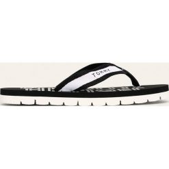 Tommy Hilfiger - Japonki. Różowe klapki damskie TOMMY HILFIGER, bez wzorów, z gumy, bez obcasa, na obcasie. W wyprzedaży za 159,90 zł.