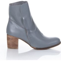Botki na słupku z wywijaną cholewką - skóra naturalna - model 454 - kolor szary lico. Szare botki damskie Zapato, na wiosnę, ze skóry, eleganckie, za kostkę, na wysokim obcasie, na obcasie, na zamek. Za 399,00 zł.