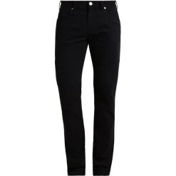 Armani Exchange Jeansy Slim Fit black. Czarne jeansy męskie relaxed fit marki Armani Exchange. W wyprzedaży za 439,20 zł.