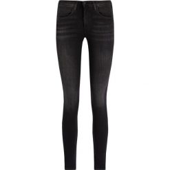 Jeansy Slim Fit Guess Sexy Curve W94AJ3 D3TQ0. Czarne jeansy damskie Guess. W wyprzedaży za 269,00 zł.