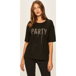 Patrizia Pepe - T-shirt. Białe bluzki damskie Patrizia Pepe, m, z aplikacjami, z bawełny, casualowe, z okrągłym kołnierzem, z krótkim rękawem. W wyprzedaży za 359,90 zł.