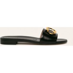 Stuart Weitzman - Klapki skórzane Caicos. Czarne klapki damskie Stuart Weitzman, bez wzorów, ze skóry, bez obcasa, na obcasie. W wyprzedaży za 999,90 zł.