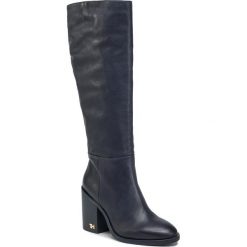 Kozaki TOMMY HILFIGER - Mono Color Longboot FW0FW04318 Navy Blazer 463. Niebieskie kozaki damskie TOMMY HILFIGER, ze skóry, bez obcasa, na obcasie, bez zapięcia. Za 999,00 zł.