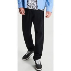 Jeansy baggy - Czarny. Czarne jeansy męskie Cropp, m, bez wzorów, z jeansu. Za 119,99 zł.