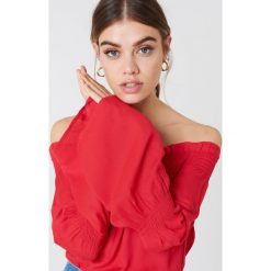 NA-KD Boho Top Shirred Frill - Red. Czerwone topy damskie marki NA-KD Boho, bez wzorów, z wiskozy, bez kołnierzyka. W wyprzedaży za 40,47 zł.