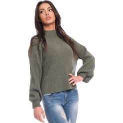 Sweter "Whitney" w kolorze khaki. Brązowe swetry damskie Scarlet Jones, l, bez wzorów, ze splotem, bez rękawów, bez kaptura. W wyprzedaży za 169,95 zł.