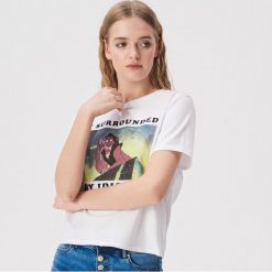 T-shirt Król Lew - Biały. Białe t-shirty damskie Sinsay, xl, bez wzorów, bez kołnierzyka. W wyprzedaży za 19,99 zł.