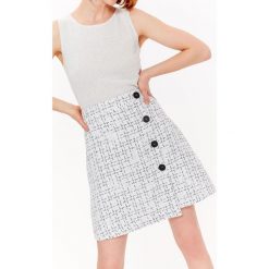 SPÓDNICZKA MINI W MODNYM FASONIE, Z KONTRASTOWYMI GUZIKAMI. Białe spódniczki trapezowe marki Top Secret, na co dzień, na lato, w kratkę, z tkaniny, eleganckie, mini. W wyprzedaży za 49,99 zł.