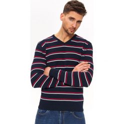 Sweter w paski. Niebieskie swetry męskie Top Secret, na lato, m, w paski, z jeansu, z dekoltem w serek, bez kaptura. W wyprzedaży za 29,99 zł.