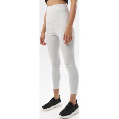 Jasnoszare Legginsy Aralinai. Szare legginsy damskie Born2be, s, bez wzorów. W wyprzedaży za 44,99 zł.