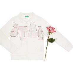 Bluza w kolorze białym. Białe bluzy niemowlęce Benetton Kids, z nadrukiem, bez rękawów, bez kaptura. W wyprzedaży za 35,95 zł.