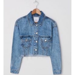 Krótka kurtka jeansowa oversize - Niebieski. Niebieskie kurtki damskie House, s, bez wzorów, z jeansu, krótkie, bez kaptura. Za 119,99 zł.