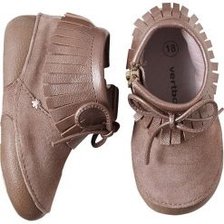 Skórzane buty w kolorze brązowym do nauki chodzenia. Pomarańczowe buciki niemowlęce Vertbaudet Girls, bez zapięcia. W wyprzedaży za 72,95 zł.