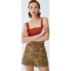 Wzorzyste spodenki z zakładkami. Pomarańczowe szorty damskie Pull&Bear, bez wzorów. Za 48,90 zł.